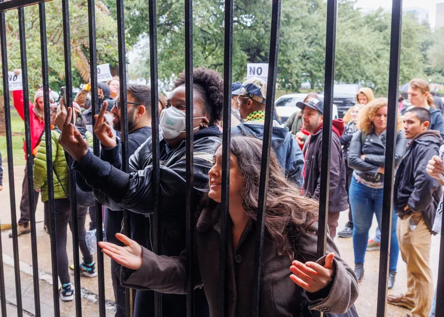 川普移民鐵腕政策踢鐵板？最新民調：出生公民權獲壓倒性支持