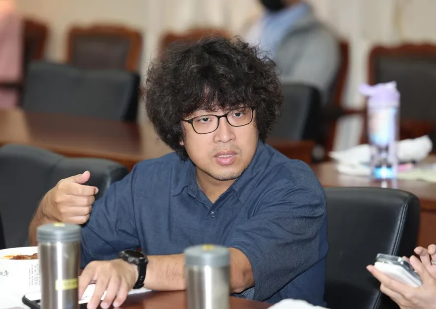 沈伯洋嗆問「沒服兵役的人不能保衛國家」？遭後備軍人打腫臉