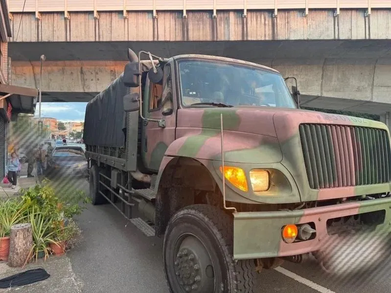 影/新竹空軍的卡車「苗栗出事」！疑視線死角釀連環車禍