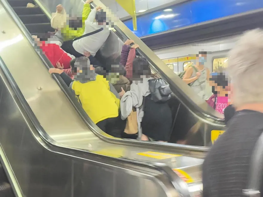 北捷出事！亞東醫院站「恐怖人群堆疊」畫面曝光