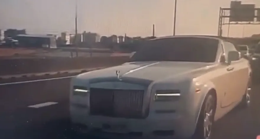 影/4000萬勞斯萊斯國道硬切撞上遊覽車　維修費恐破200萬