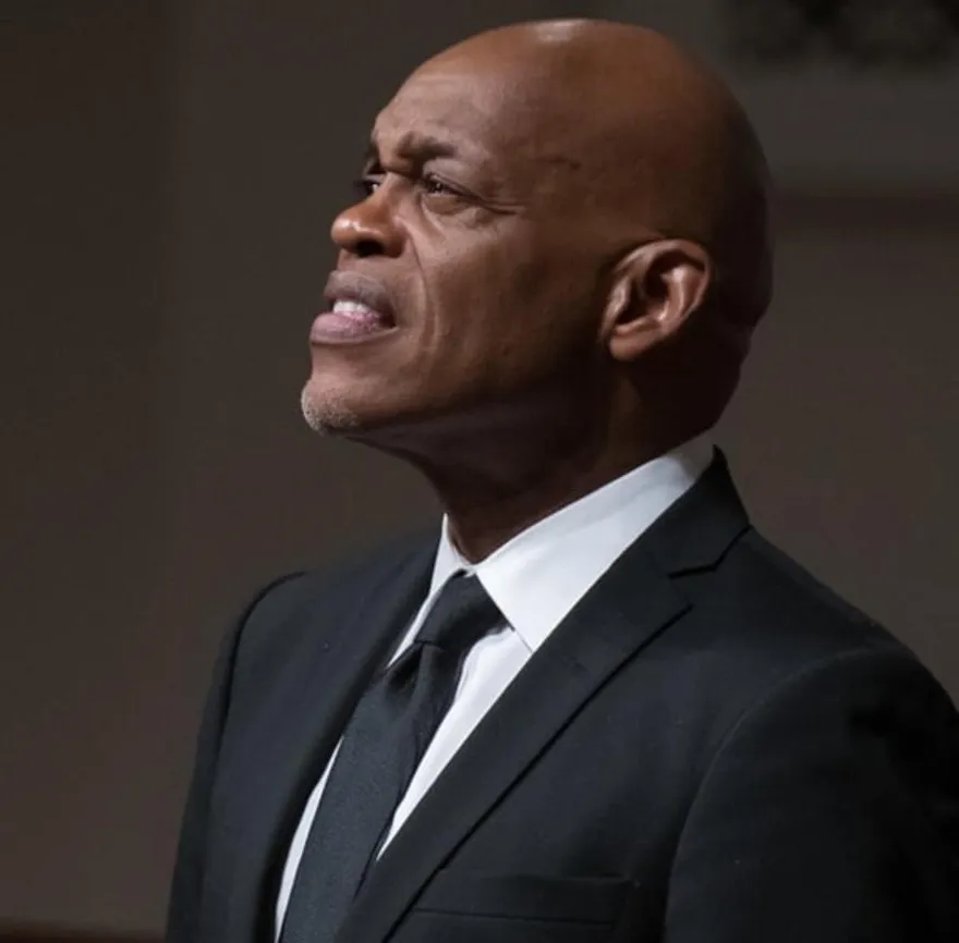 71歲葛萊美提名歌手賽克斯家中遇刺身亡　31歲兒涉謀殺被捕