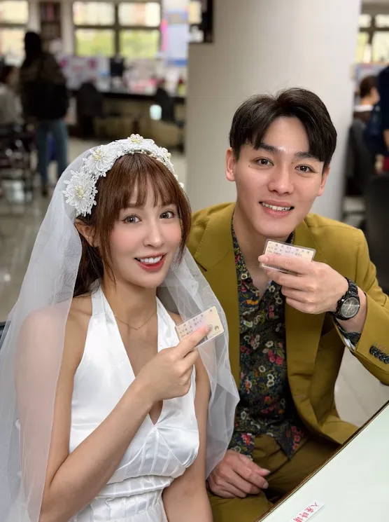 陳晨威、啾啾結婚了！現身戶政事務所　甜曬身分證配偶欄