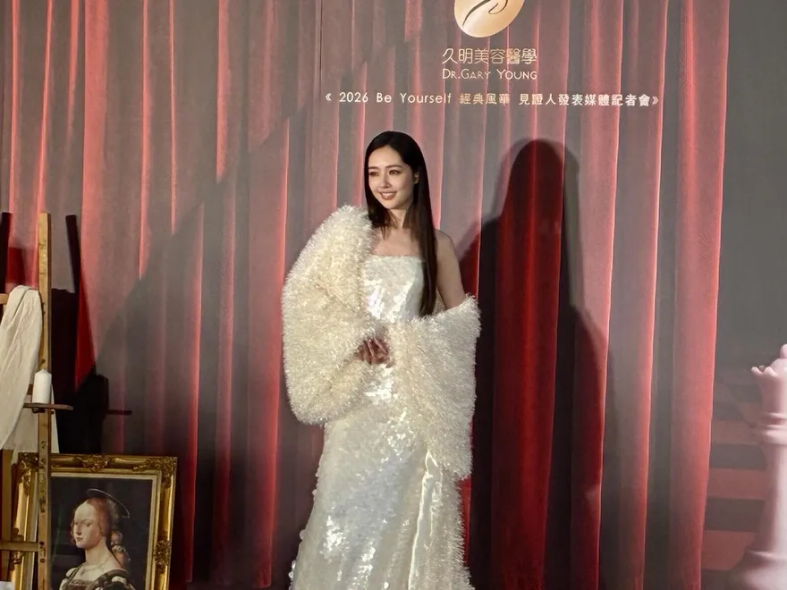 睽違6年！郭碧婷露香肩甜曝「向佐在台北」　認向太超大方：給很多錢錢