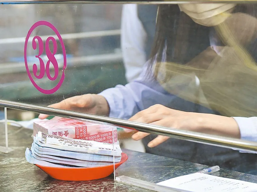 薪資超越通膨！台灣前10月實質總薪資成長創10年最大增幅