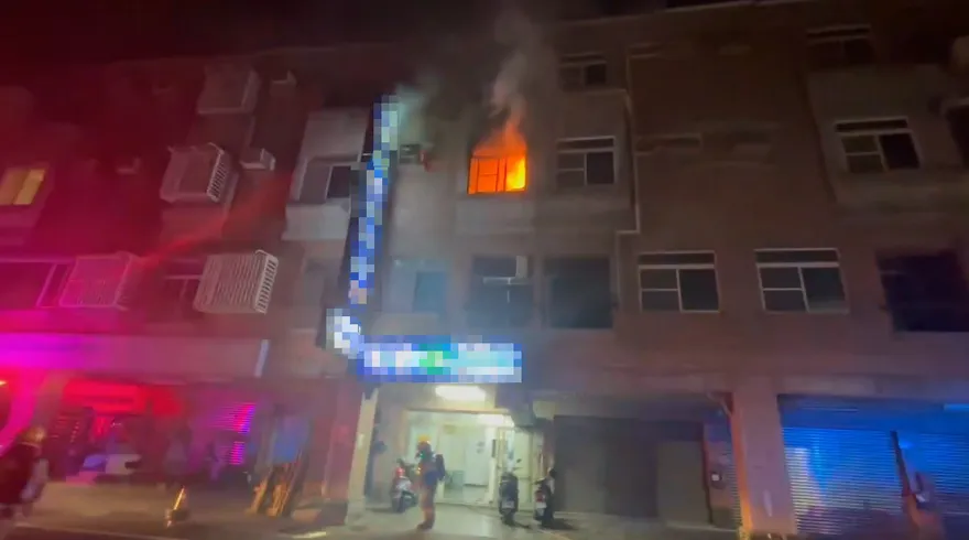 影/台南出租套房3樓冷氣機起火！窗戶驚見火舌　1人送醫
