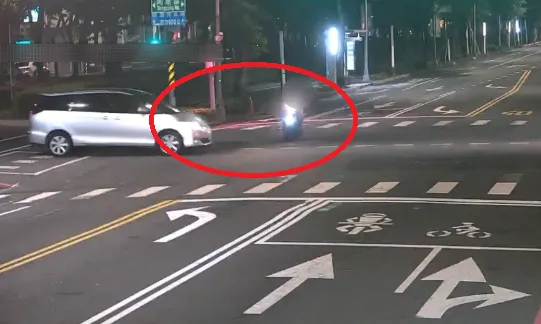 駕照被吊銷還上路！闖紅燈撞噴騎士　警到場揪出她也無照