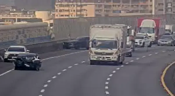 國2南桃園段「3車連環撞」！　轎車車頭嚴重扭曲變形