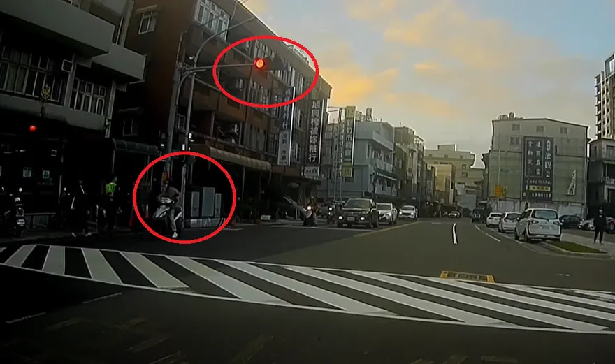 紅燈照闖！白目騎士「下秒踢鐵板」…卻遇警手下留情