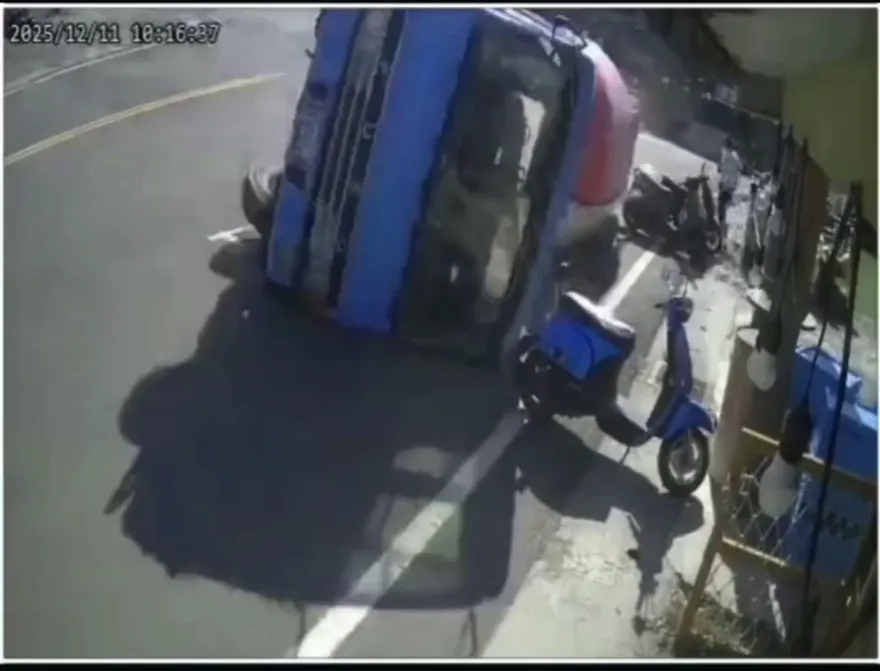 影/屏東水泥預拌車「當街慘翻」！壓毀3車驚悚瞬間曝光