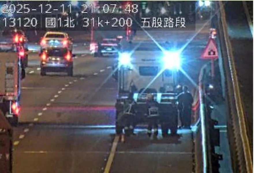 國1「大貨車頭冒火花」還在跑！緊急救援直擊