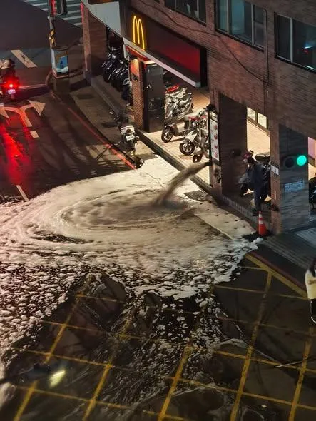 消防栓深夜狂噴泡沫水　新店麥當勞外變「奶昔海」