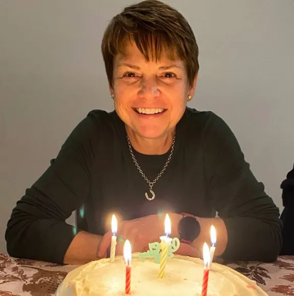 溫妮戴維斯過馬路遭撞！送醫搶救後宣告不治　享壽60歲