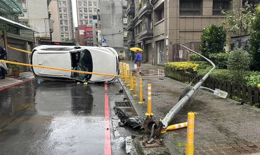 影/北市內湖男子酒駕撞燈桿　猛烈側翻480度