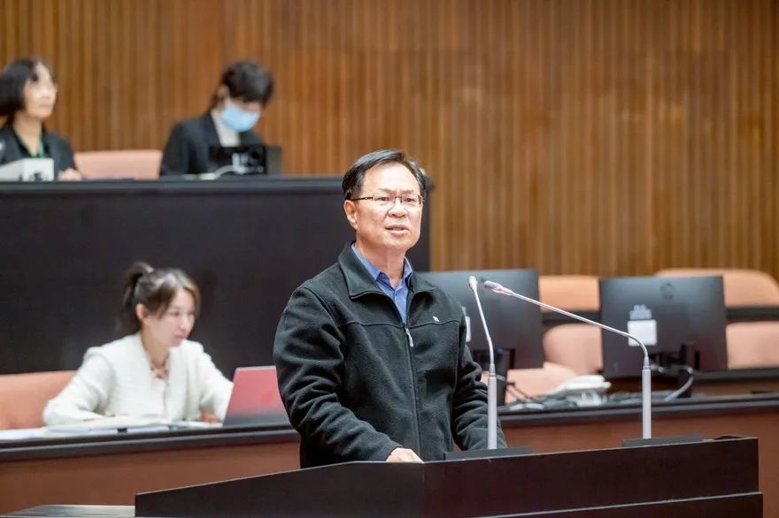 沈伯洋翻車！稱停砍年金「十年要多撥7000億」被狠打臉