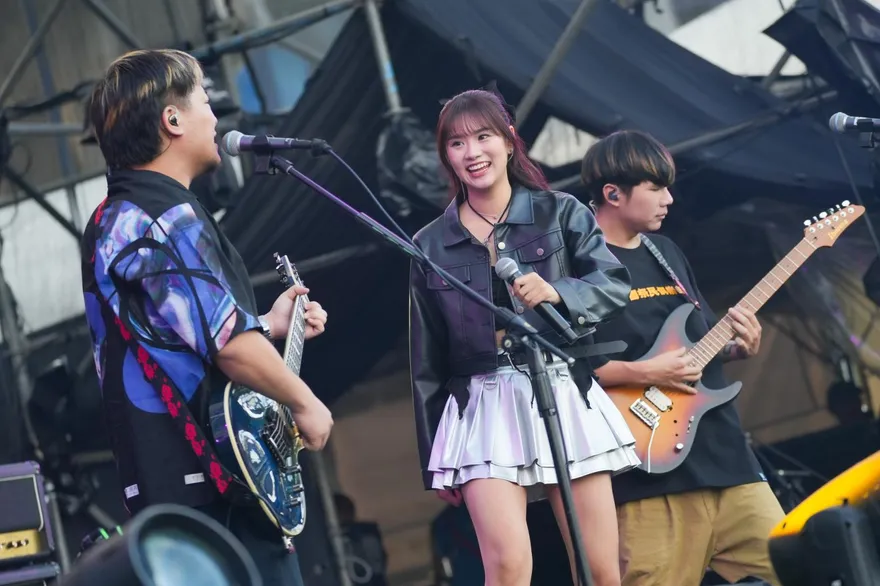 啦啦隊變搖滾歌手！Fubon Angels林沁首登「樂團祭」　與夕陽武士熱力開唱