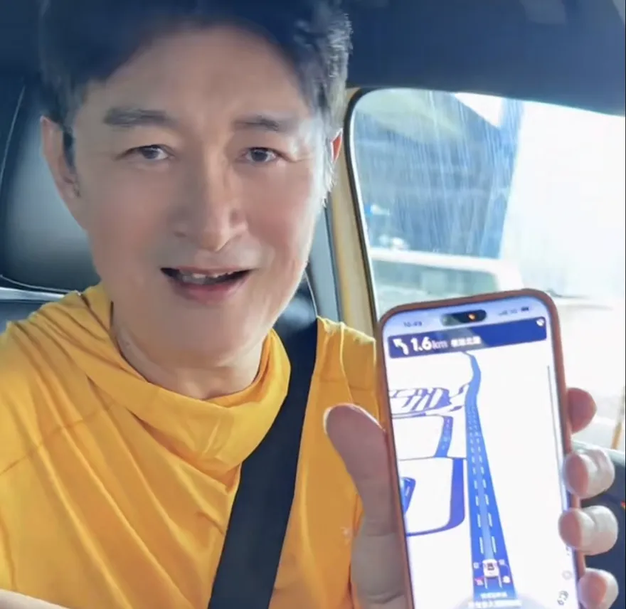 影/黃安駕愛車介紹陸牌導航　網揪「開車用手機」可罰3000元