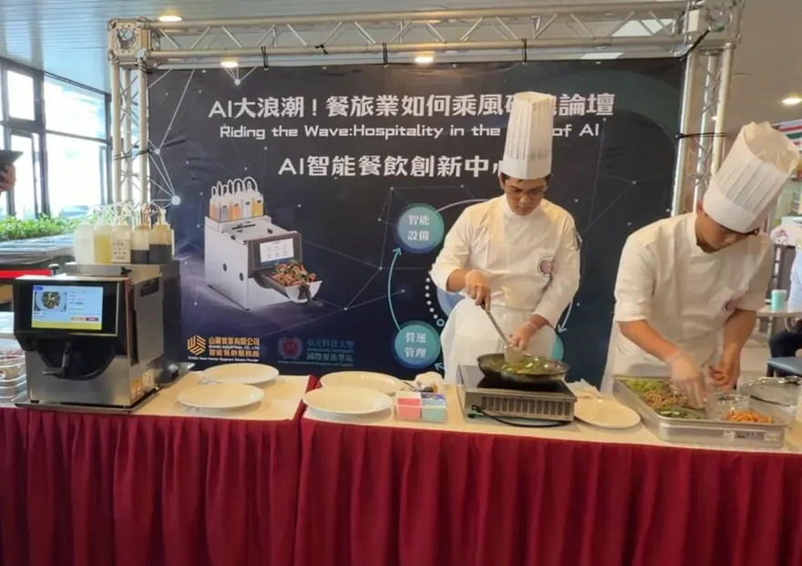 影/真人對決AI廚師！弘光科大13人試吃團盲測「AI一票險勝」