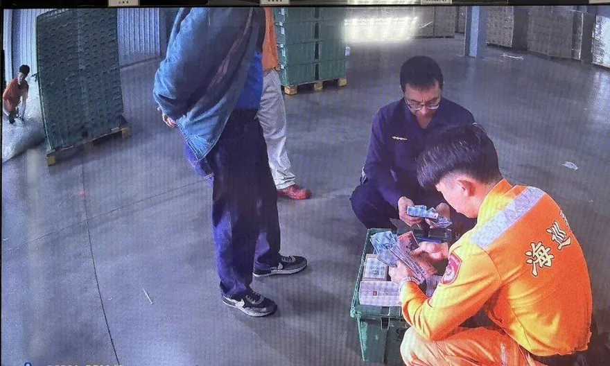 詐騙手法又翻新　超商物流包裹驚見20萬遭拆驗攔截