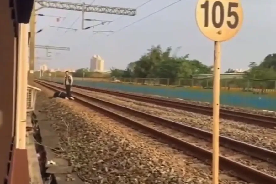 影/情侶吵架竟趴「鐵支路」險遭輾　涉公共危險下場慘了