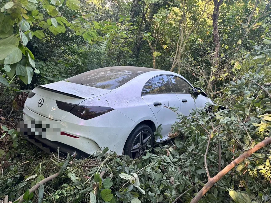 台南關子嶺賓士車墜8米深山坡　46歲男右眼撕裂濺血
