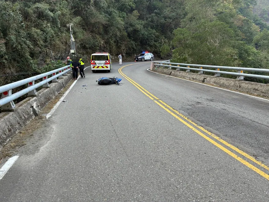 影/機車還留在橋上！屏東女騎士自撞噴落20米溪谷　送醫不治