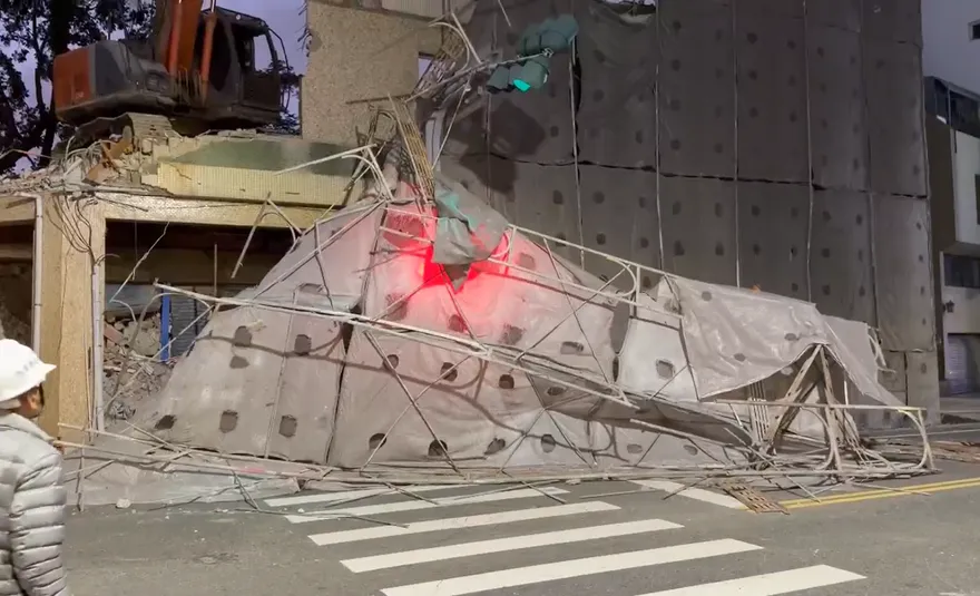 影/直擊驚恐瞬間！台南東區強風吹垮鷹架　路人車輛慌逃