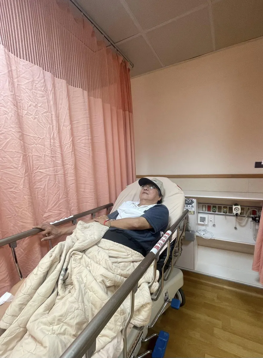 停砍公教年金三讀過關　李來希突爆騎腳踏車自摔「倒地」