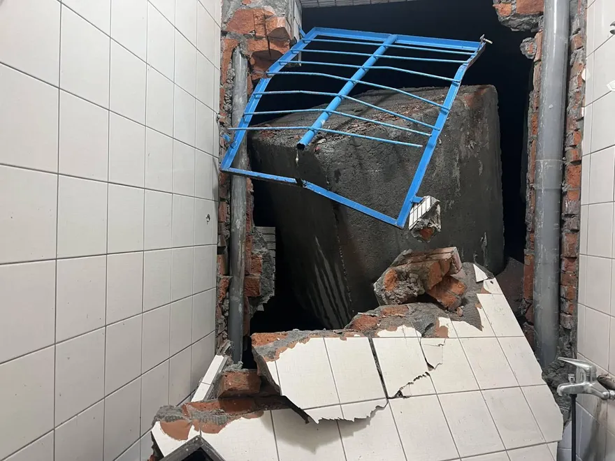 新店擋土牆坍塌再釀事故！混凝土塊墜落民宅