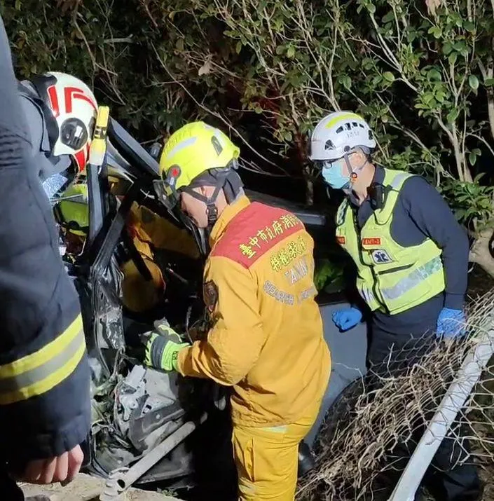 影/過彎失敗拓海變填海！台中驚見男駕駛「左腳變形滿臉鮮血」