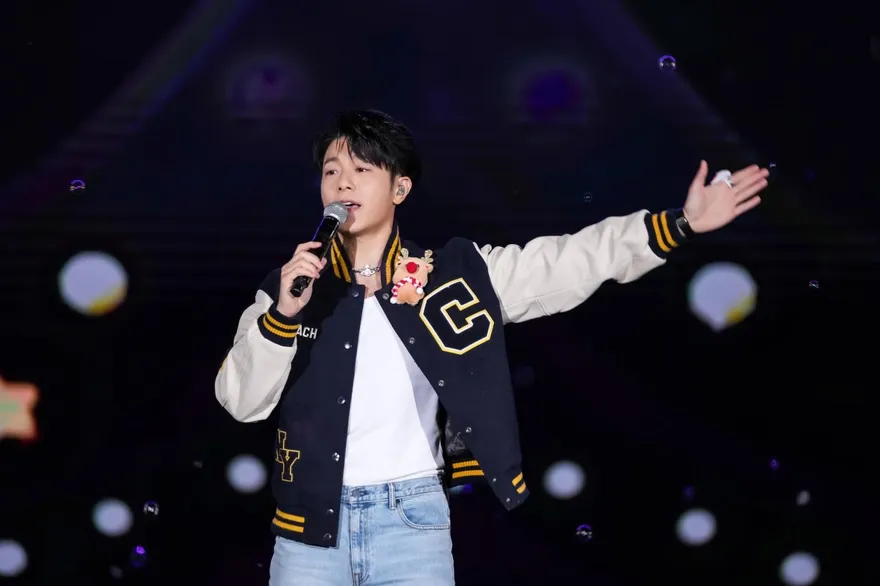 新北耶誕城變大型戶外KTV！韋禮安驚喜「變裝」壓軸嗨翻