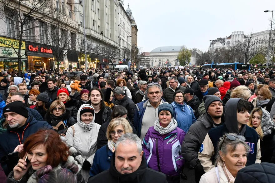 匈牙利爆多起國營機構虐童案　布達佩斯萬人示威要求總理奧班下台