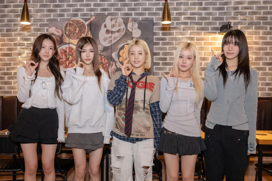 韓女團YOUNG POSSE邀粉秀廚藝　吃辣炒年糕甜喊：跟大家黏黏