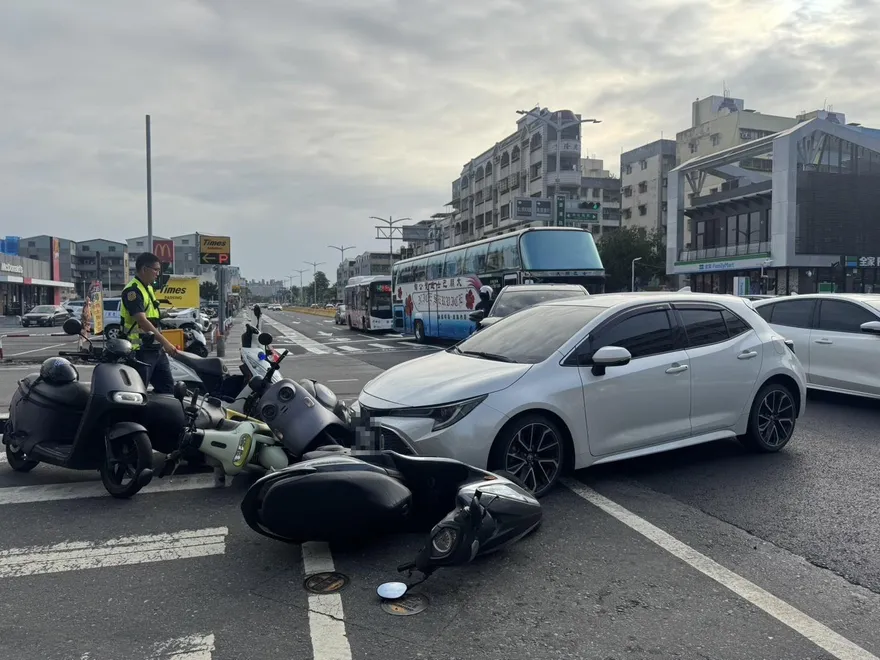 影/高雄女駕車搶快左轉未禮讓遭撞飛！待轉區4機車6人急送醫