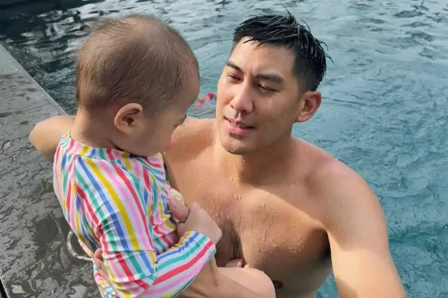 1歲愛女「眼睛上吊」癱軟發紫！毛加恩抱她狂奔求救　親吐恐懼心聲