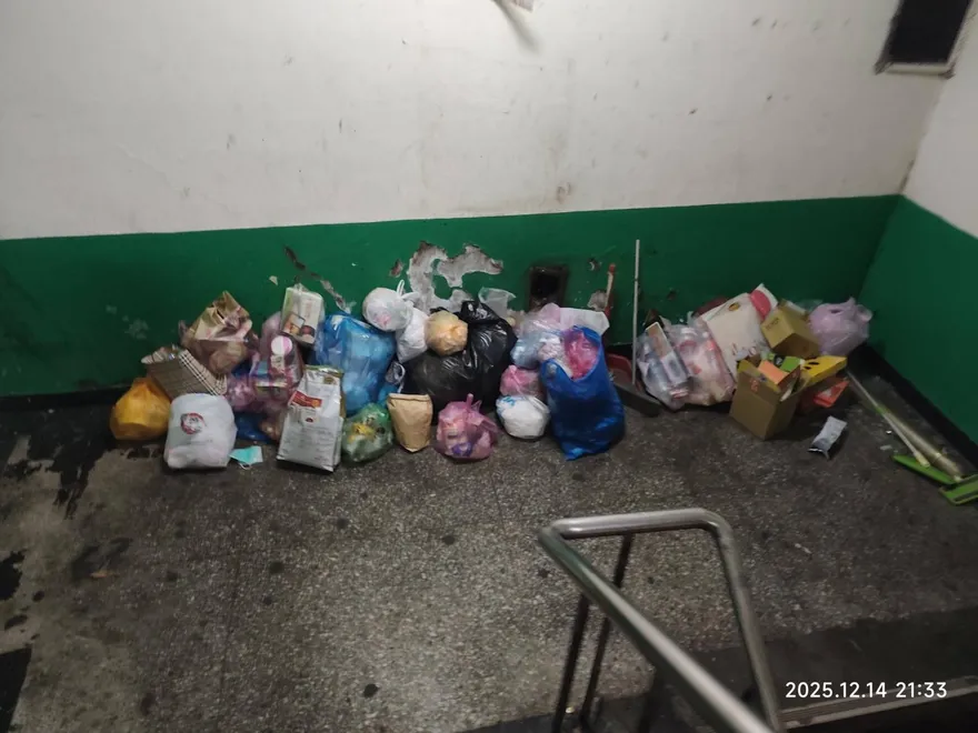 北市大安信維國宅垃圾堆樓梯間　網痛批：全台最髒國宅