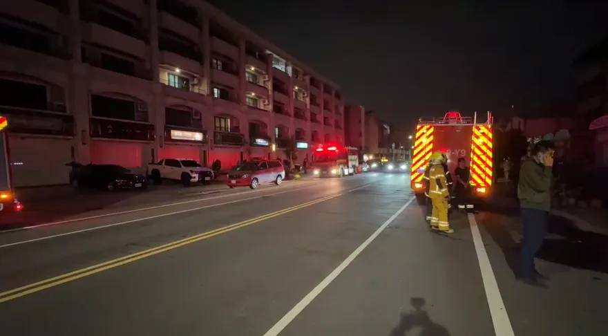 影/高雄仁武飄刺鼻異味！消防灑水稀釋　環保局追查源頭