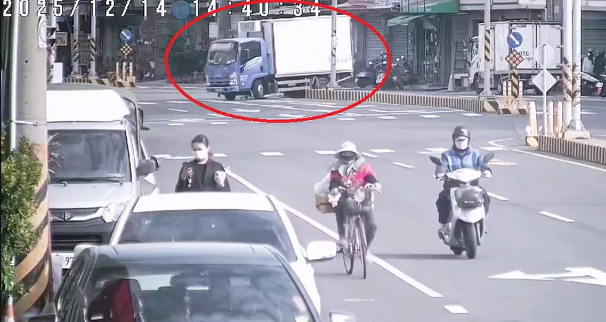 影/半年第12撞！彰南路庇護島又遭殃　貨車迴轉撞上