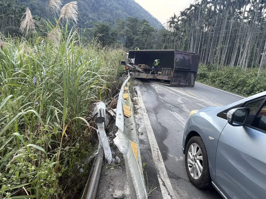 南投埔里大貨車「煞車失靈」撞護欄翻覆　夫妻受傷送醫
