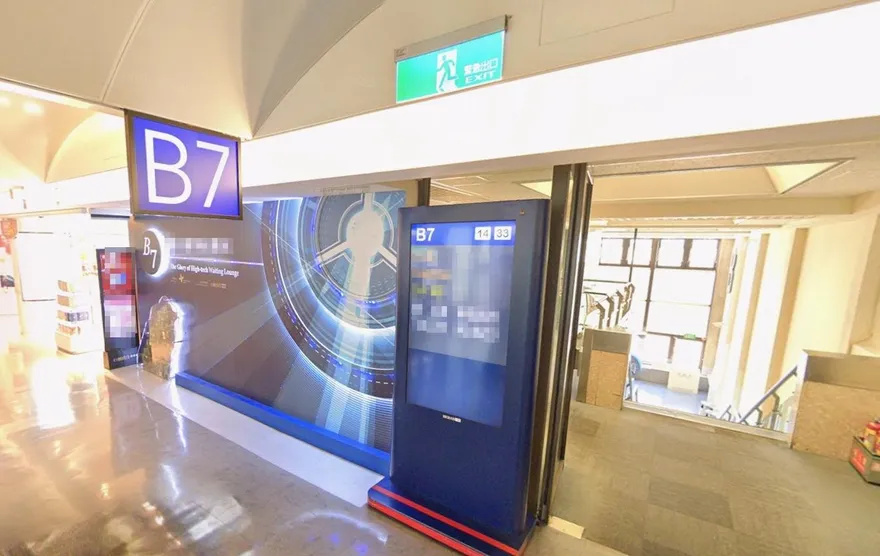 悚！返國遊客被展示櫃玻璃砸傷腰　保全冷回：可跟桃機反應