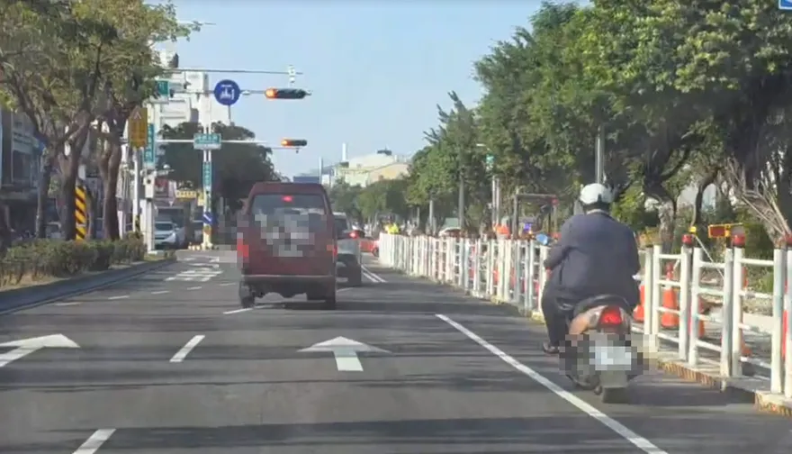 影/嘉義人行道改善工程　女騎士自撞護欄翻滾