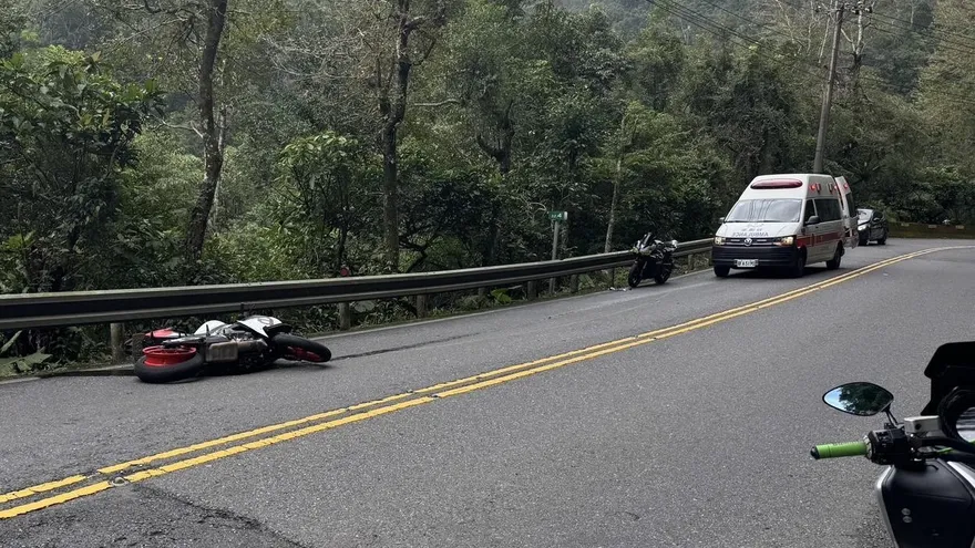 22歲男騎重機北宜跑山　過彎打滑自摔骨折送醫