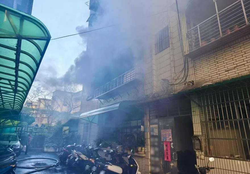 新北三芝民宅火警濃煙狂竄　女住戶嗆傷送醫