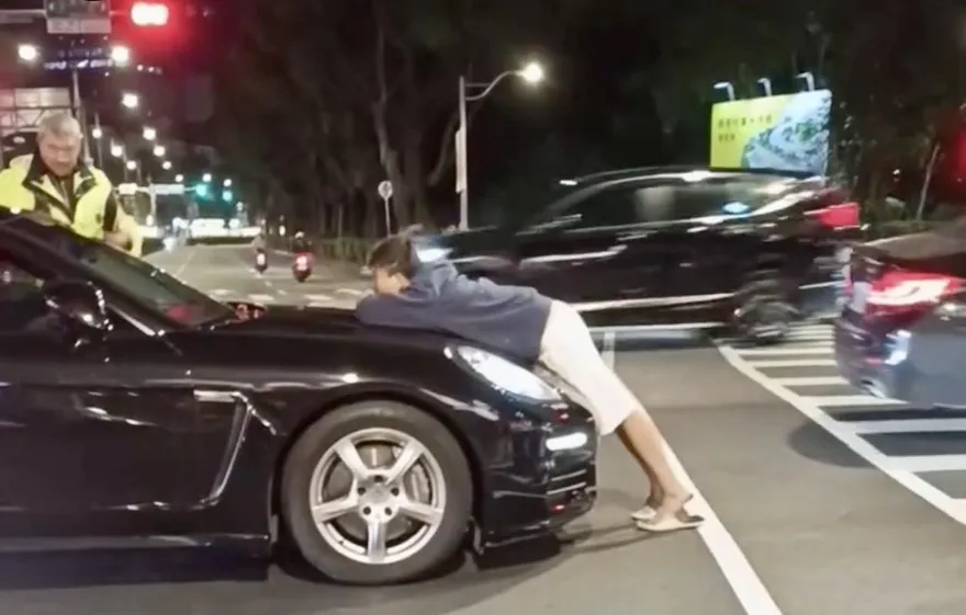 新北板橋驚見怪客趴車抖動　警：行為已違法將傳辦