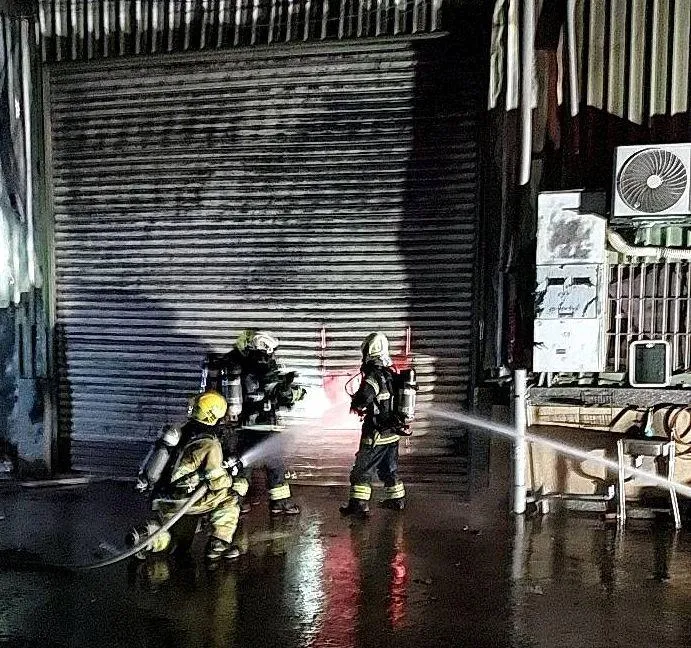 疑使用蚊香不慎！高雄「重機械工廠」陷火海