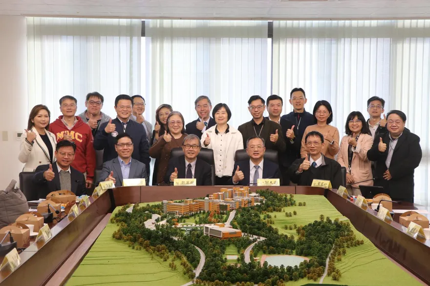 教育部長鄭英耀訪馬偕醫大　肯定辦學特色深化高教對話