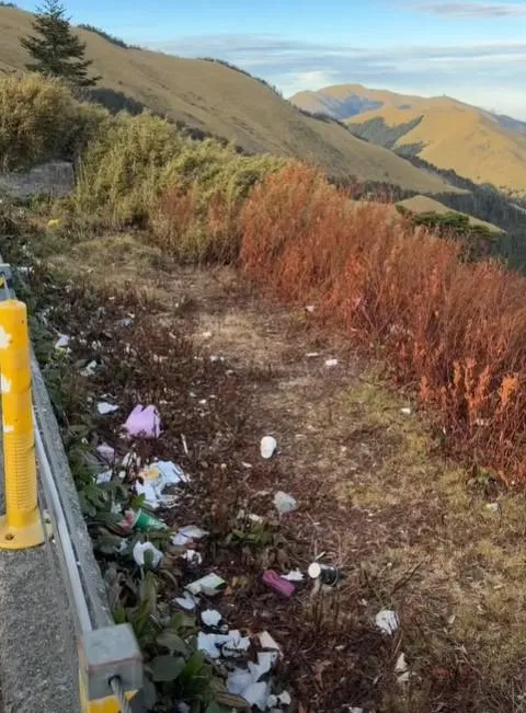 追流星！天空美景對應滿地垃圾　武嶺停車場菸蒂比流星多