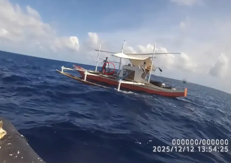 仙賓礁衝突！陸官媒曝菲漁民持長刀畫面　菲防長斥「公然謊言」