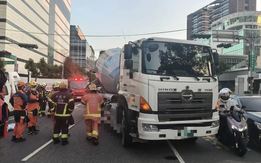 新店水泥預拌車擦撞機車　女騎士遭輾當場死亡