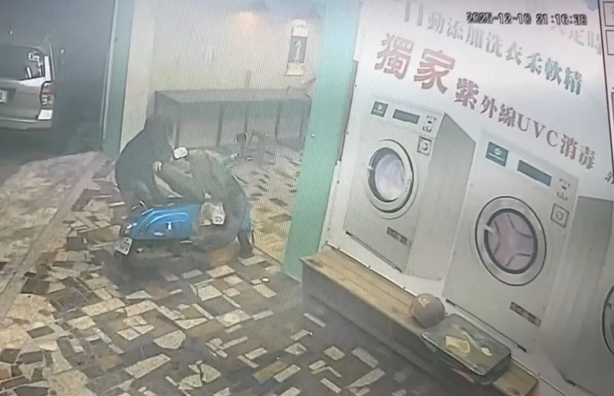 影/洗衣遭竊！熱褲女賊撬機車坐墊偷5千元　犯案畫面曝